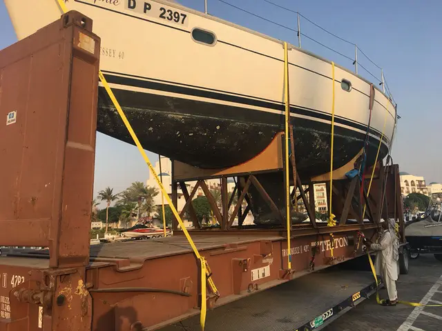 Boat strapped on a flat rack container, photo 2 of 12