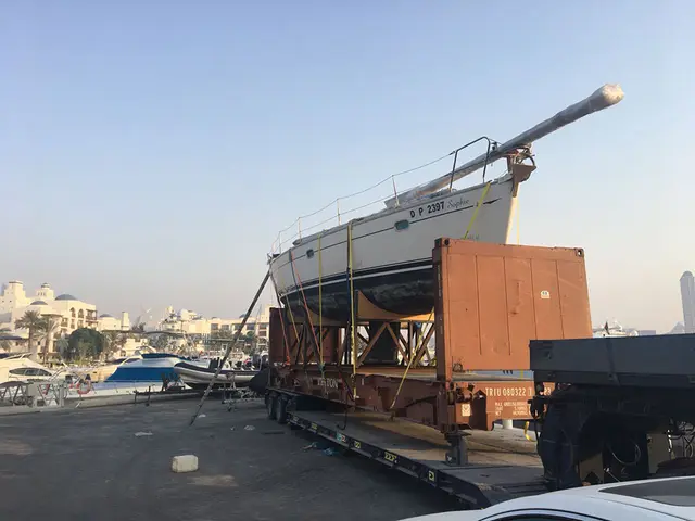 Boat strapped on a flat rack container, photo 3 of 12