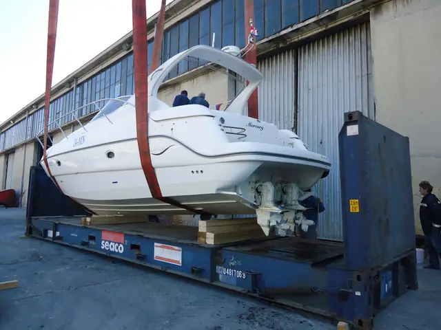Boat strapped on a flat rack container, photo 4 of 12