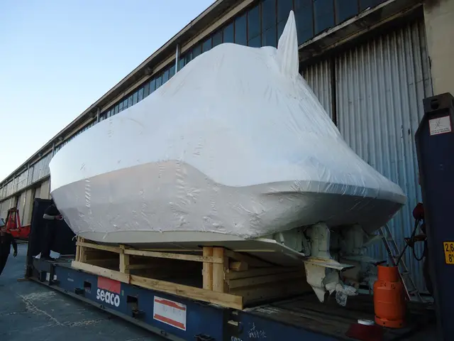 Boat strapped on a flat rack container, photo 6 of 12