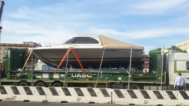 Boat strapped on a flat rack container, photo 8 of 12
