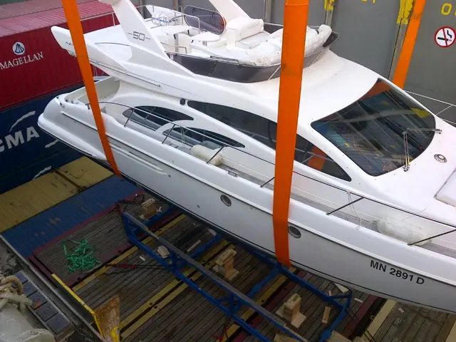 Boat strapped on a flat rack container, photo 9 of 12