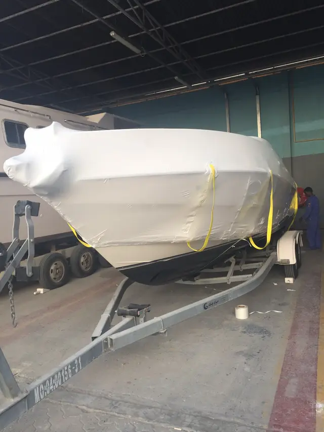 Boat strapped on a flat rack container, photo 10 of 12