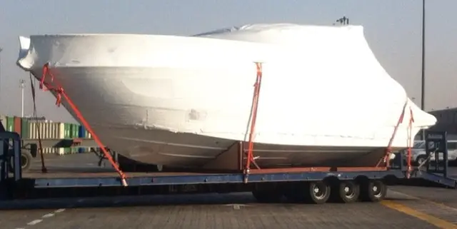 Boat strapped on a flat rack container, photo 12 of 12